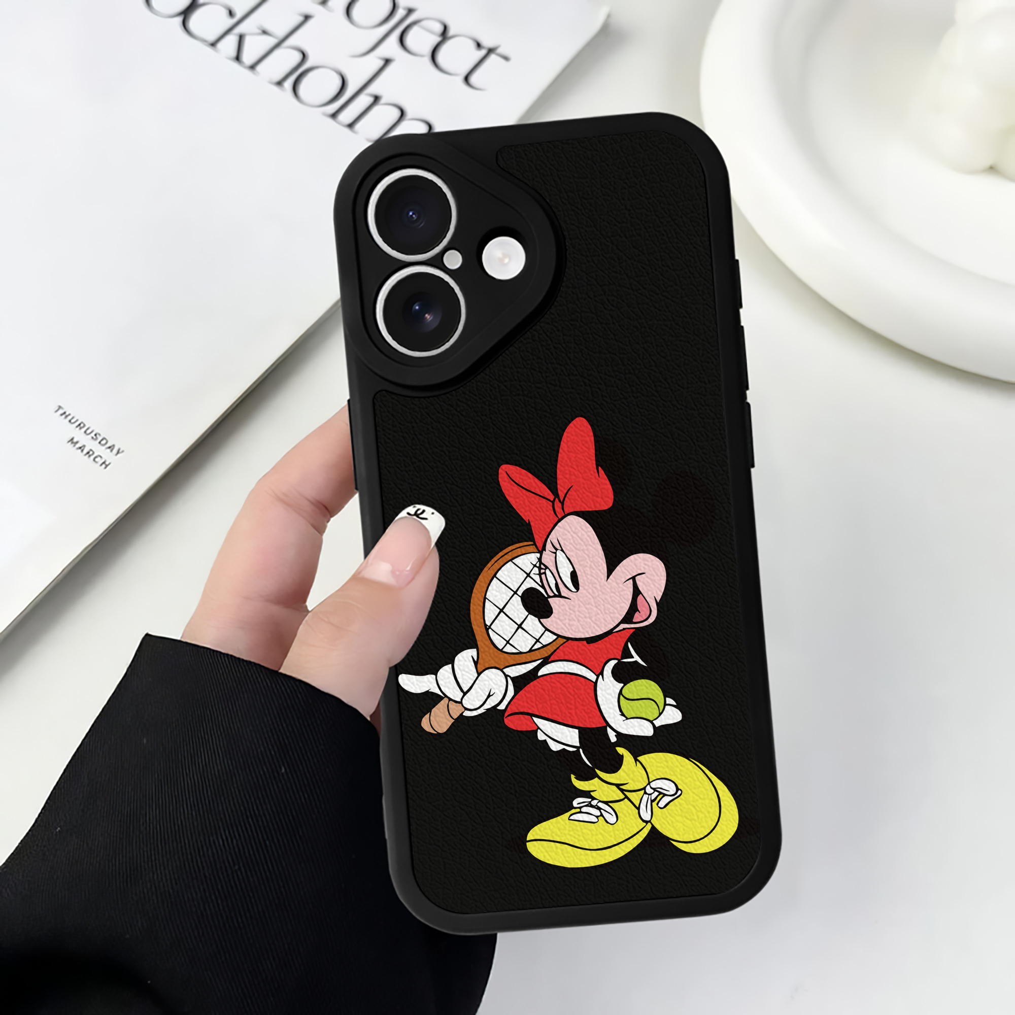 （画像用） ミッキーマウス Mickey Mouse 【iPhone 16シリーズ対応】シリコンスマホケース（レザー調） 材質：シリコン
